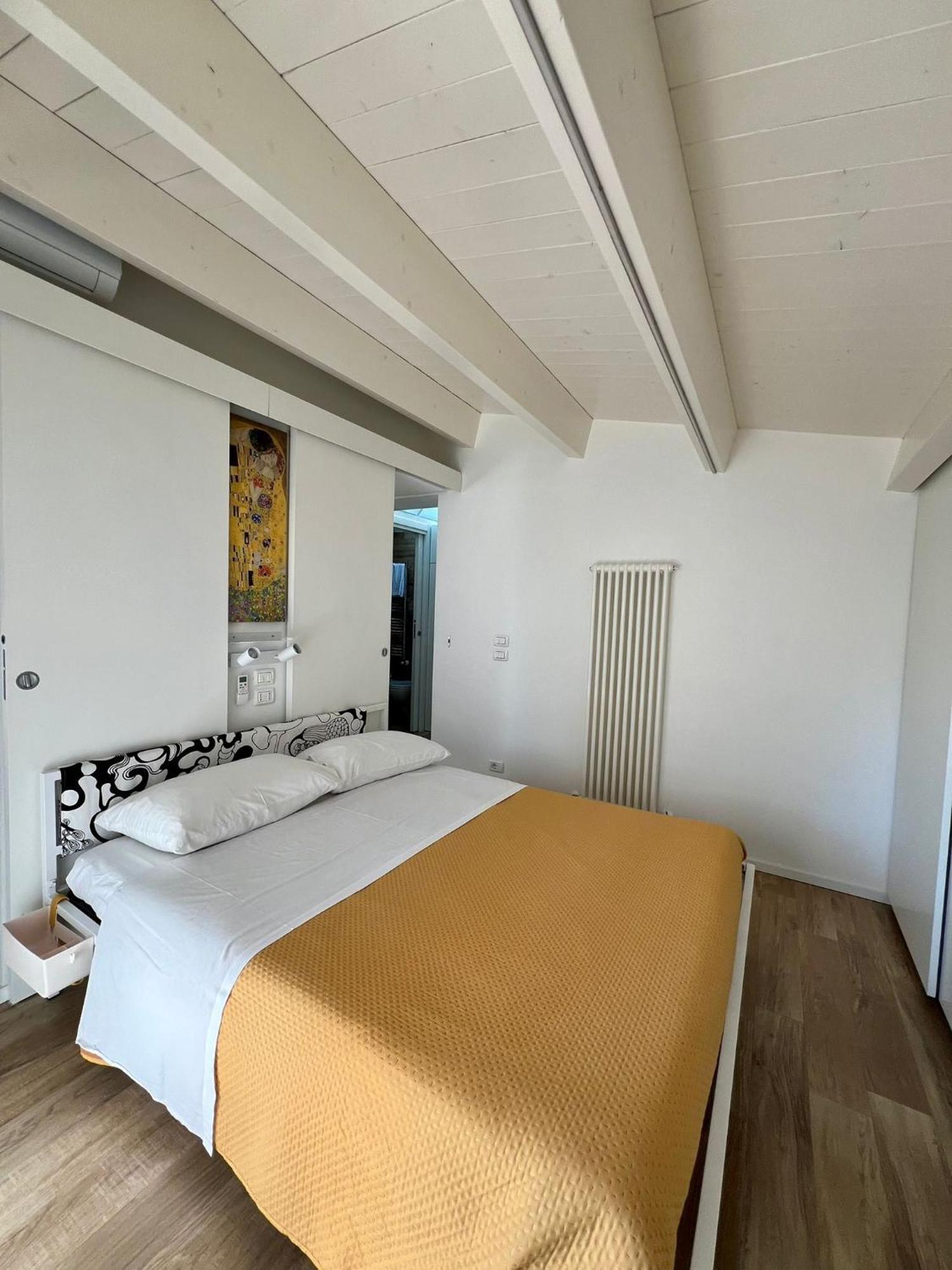 Casa Klimt Vicinissima Al Mare Parcheggio Privato Gratuito Se Disponibile Appartement Pescara Buitenkant foto
